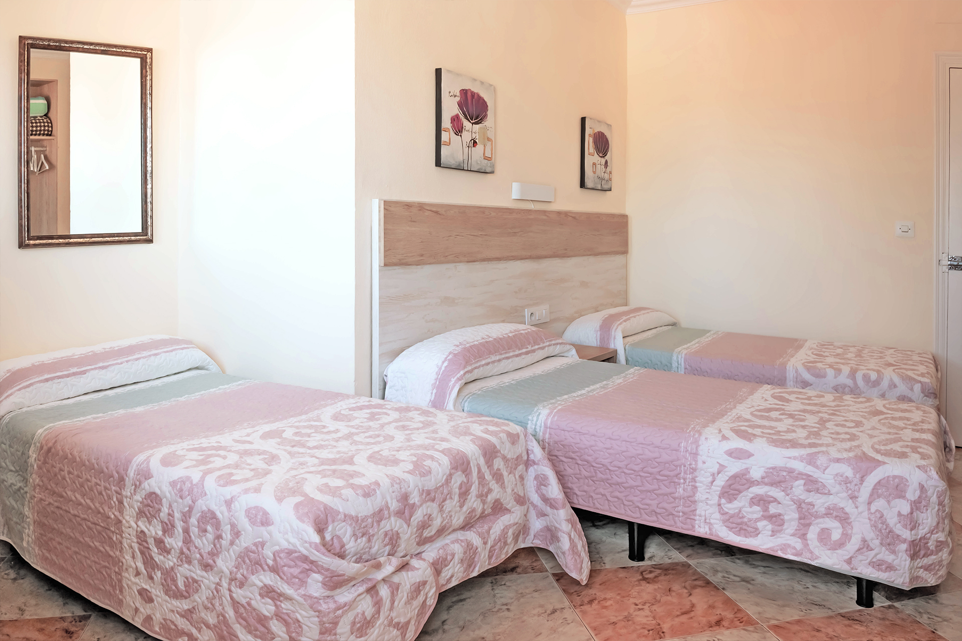 Habitación Triple | Hostal Sonrisa del Mar
