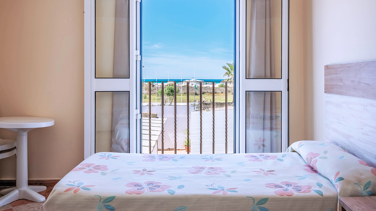 Nuestras habitaciones: comodidad y vistas al mar en Conil